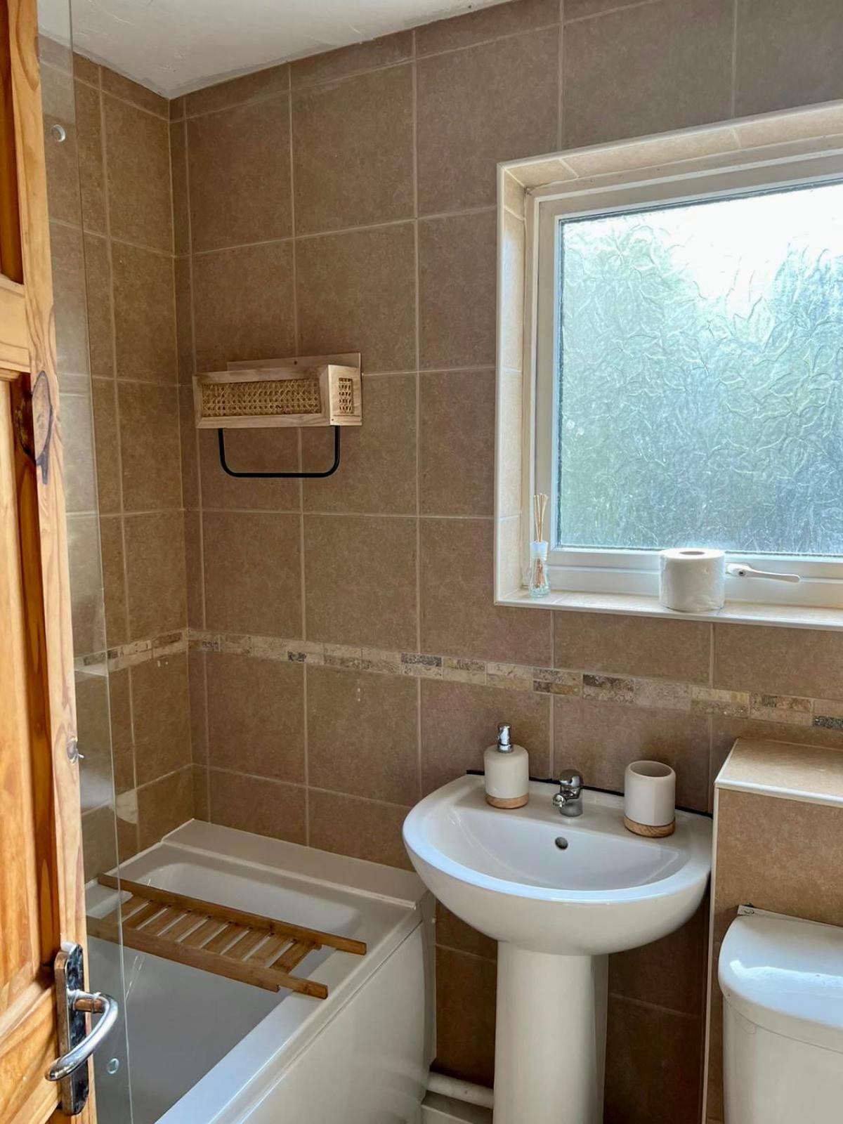 Manchester - Eccles - Business - Contractors - Families - Discounts Available Экстерьер фото